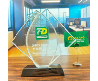 Kỷ Niệm Chương Thuỷ Tinh Vuông 3 lớp TD-100